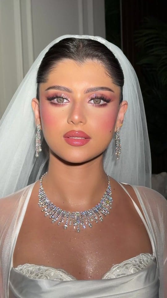 Post 5 by Lolla Makeup Artist on TikTok (video)