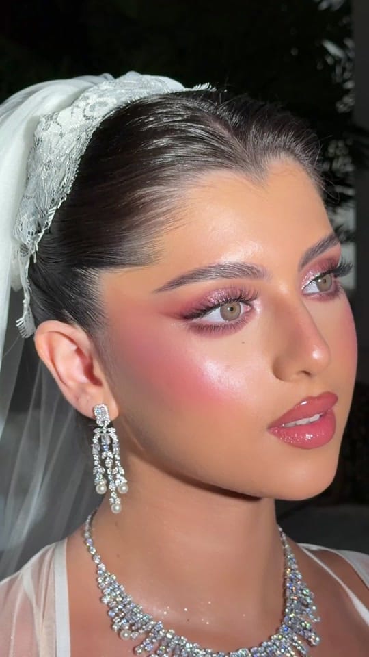 Post 3 by Lolla Makeup Artist on TikTok (video)
