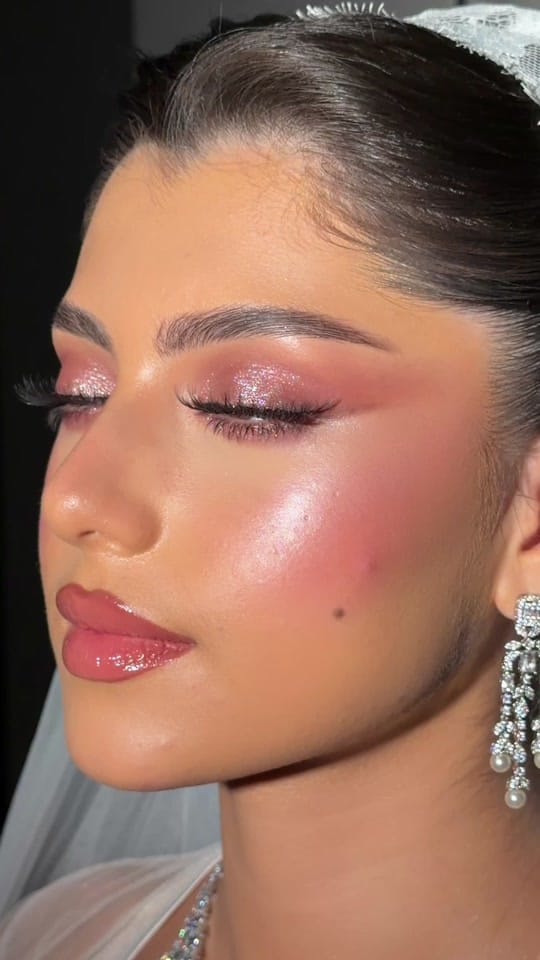 Post 4 by Lolla Makeup Artist on TikTok (video)
