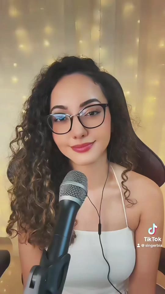 Post 8 by Bia 🎙️🫘 on TikTok (video)