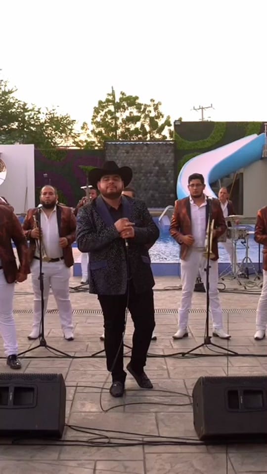 Post 10 by Morena Music Oficial on TikTok (video)