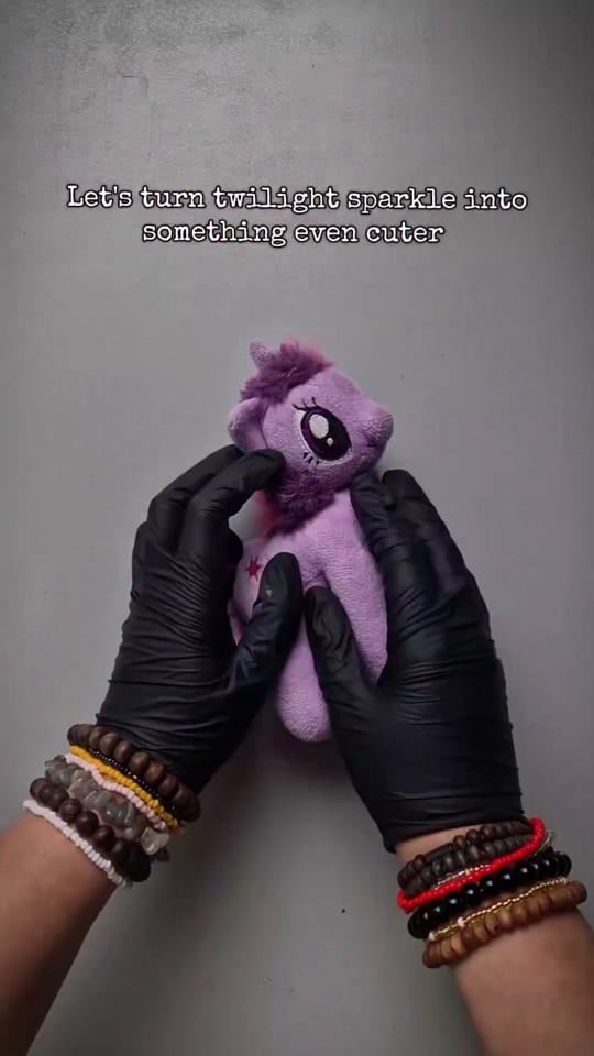 Post 1 by Sarita Sanger Art on TikTok (video)