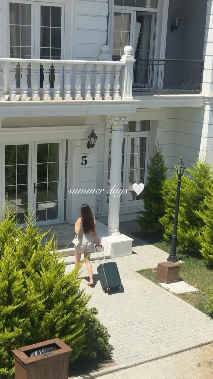 Post 2 by Yasemen Aliyeva Taghiyeva on Instagram (video)