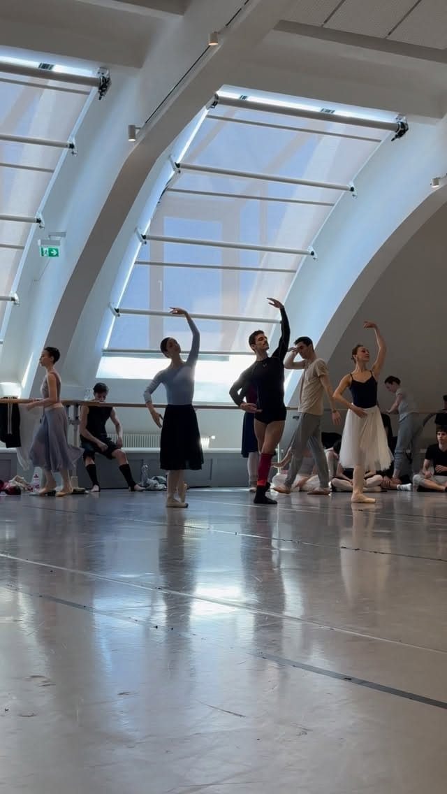 Post 5 by Vale ✨ on Instagram (video)