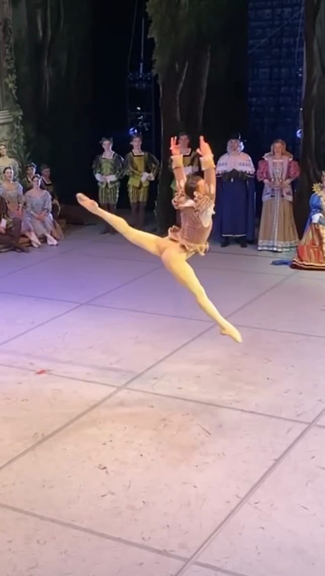Post 10 by Vale ✨ on Instagram (video)