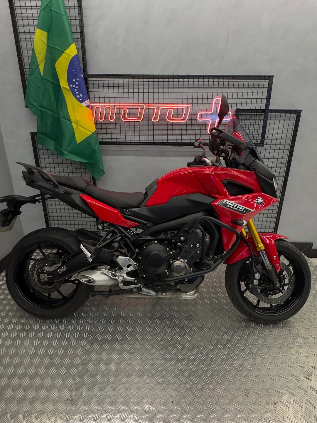 Post 10 by MotoMais Teresopolis on Instagram (carousel)