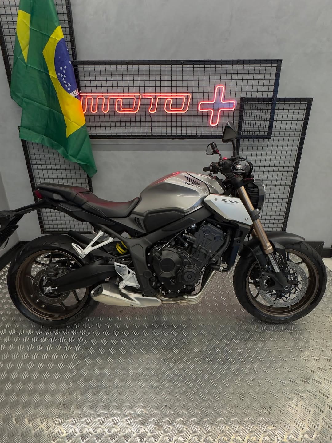 Post 9 by MotoMais Teresopolis on Instagram (carousel)