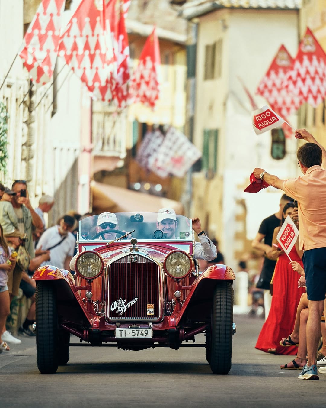 Post 6 by AlfaRomeo_ES on Instagram (carousel)