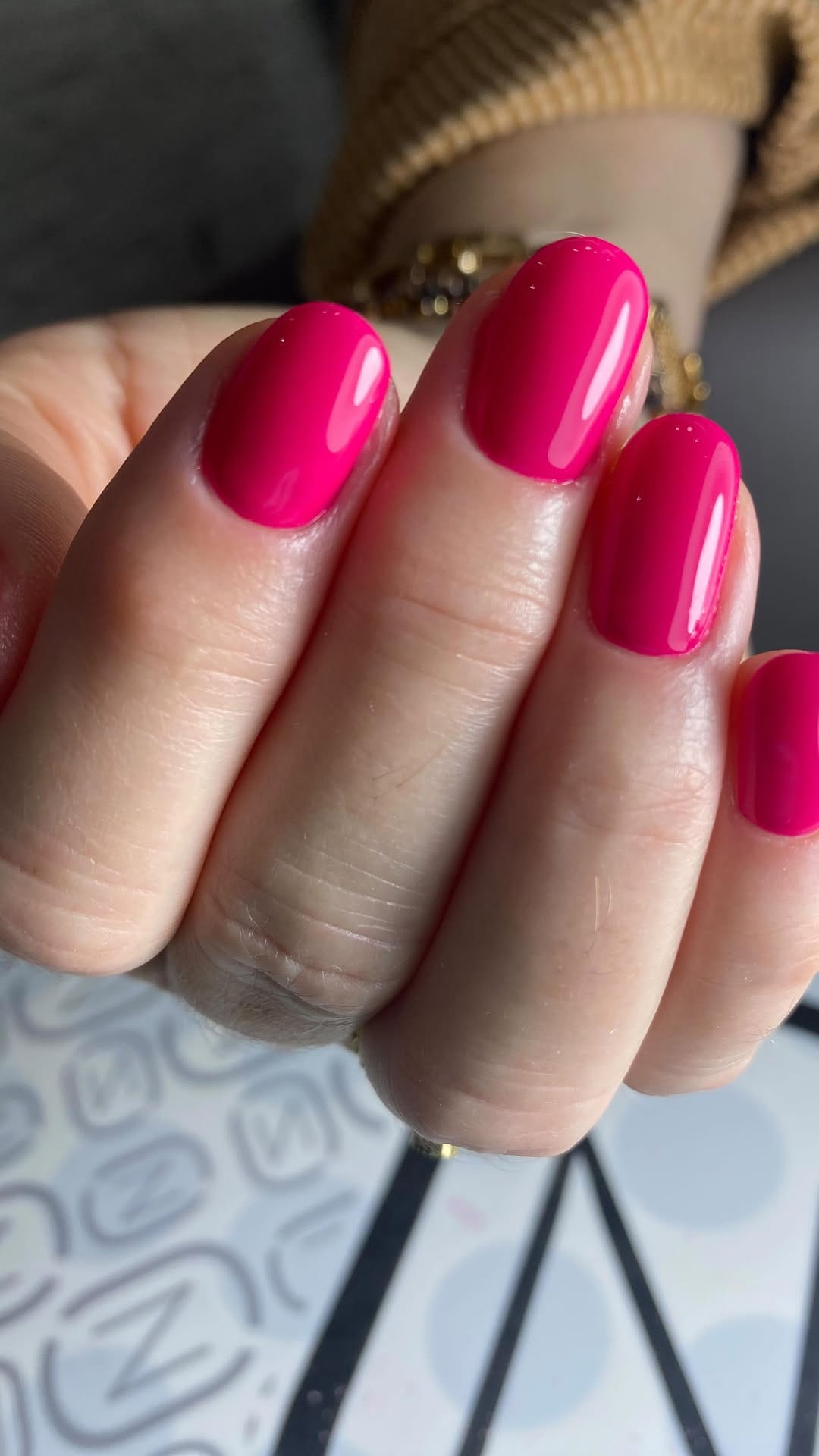 Post 7 by Orsolya Sämann,Nailtrainer, Onlinekurse on Instagram (video)