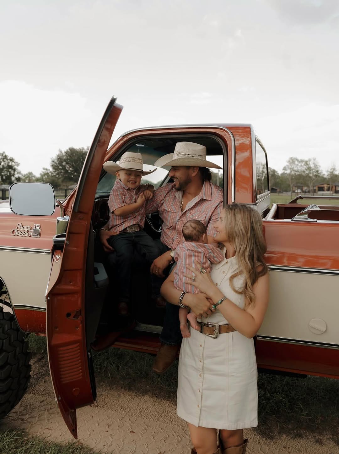Post 10 by ORLANDO FAMILY & COUPLES PHOTOGRAPHER on Instagram (carousel)
