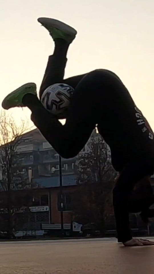 Post 6 by たけし -Takeshi Reyes- on Instagram (video)