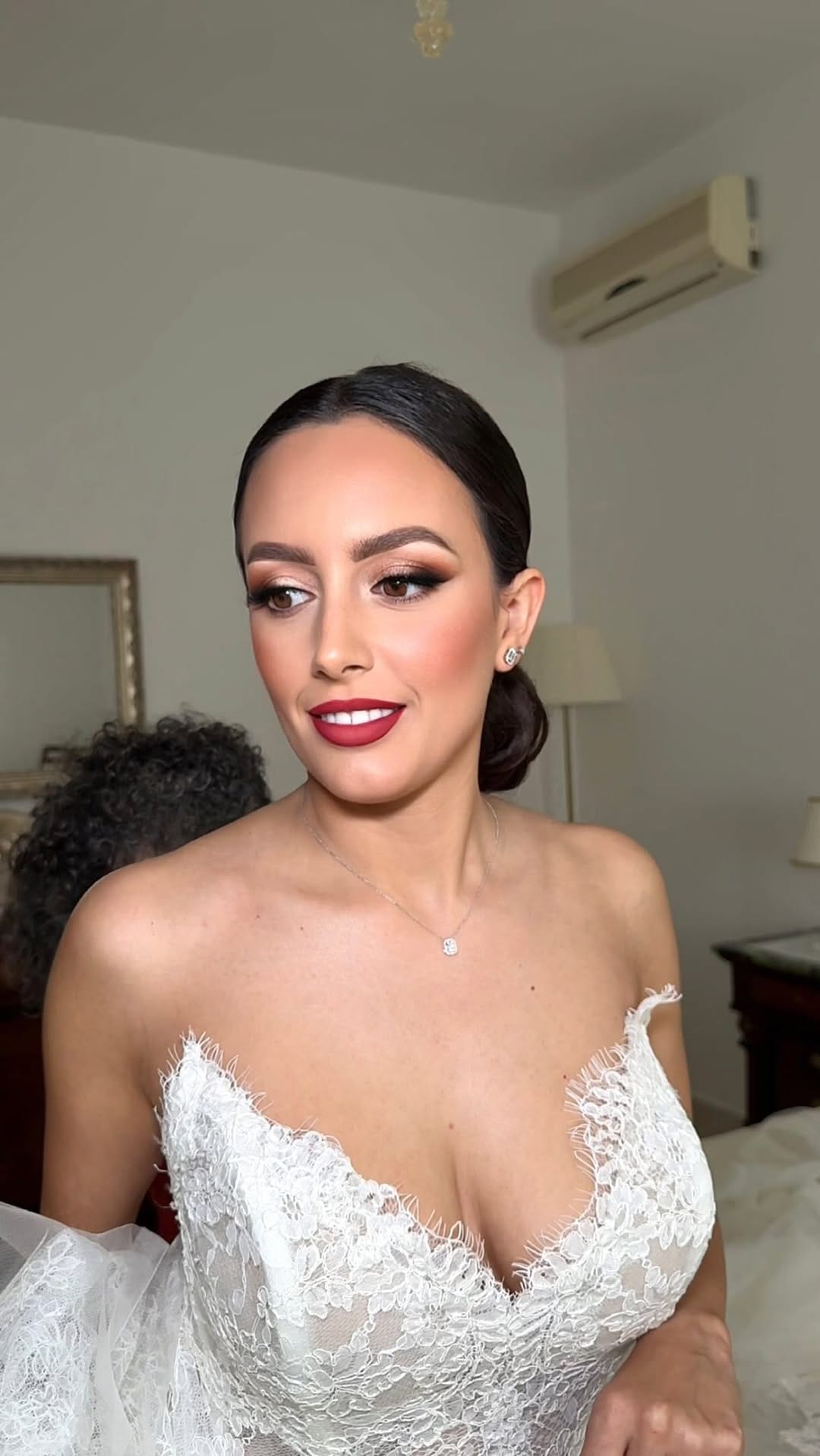Post 3 by N O E M I   F E R L I T O  Make Up Artist on Instagram (video)