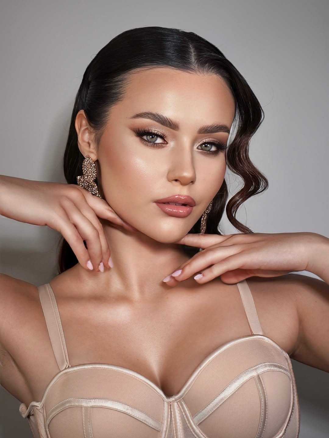 Post 5 by N O E M I   F E R L I T O  Make Up Artist on Instagram (carousel)