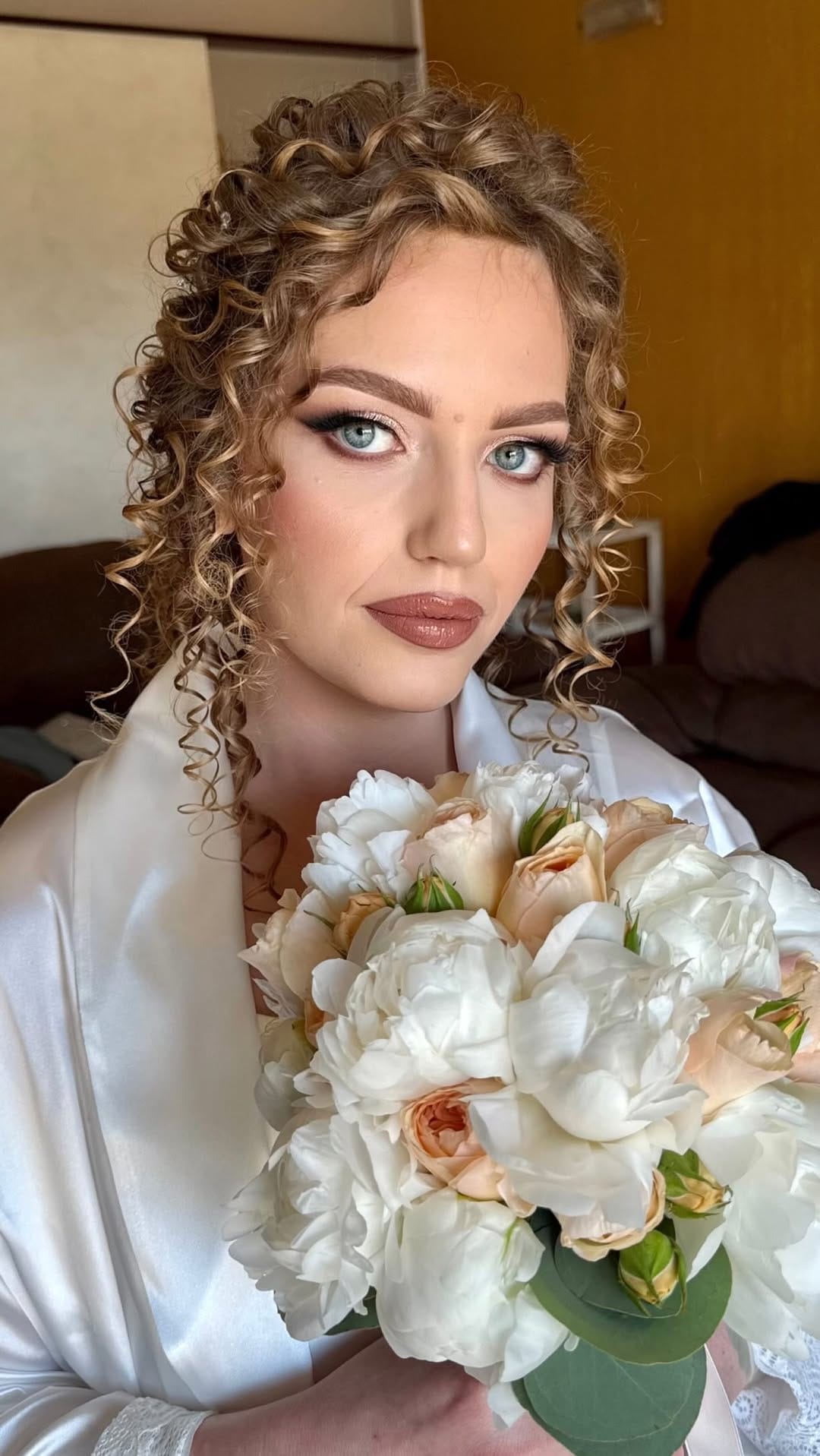 Post 6 by N O E M I   F E R L I T O  Make Up Artist on Instagram (video)
