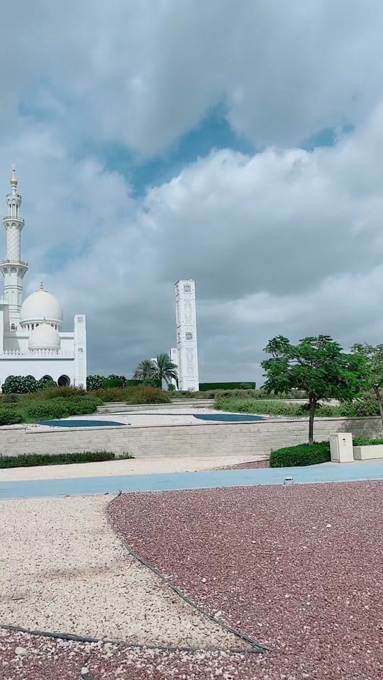 Post 1 by Zee Rixvi on TikTok (video)