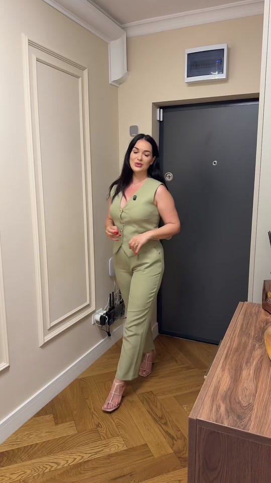 Post 2 by Deea M. Cataramă on TikTok (video)
