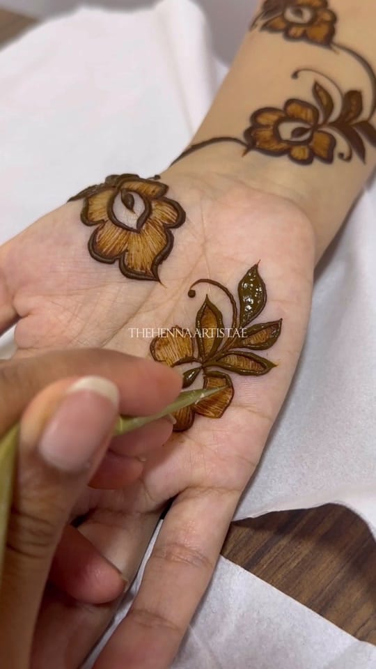 Post 6 by thehennaartist.ae on TikTok (video)