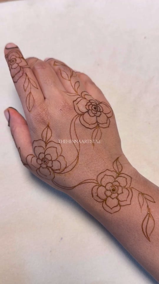 Post 7 by thehennaartist.ae on TikTok (video)