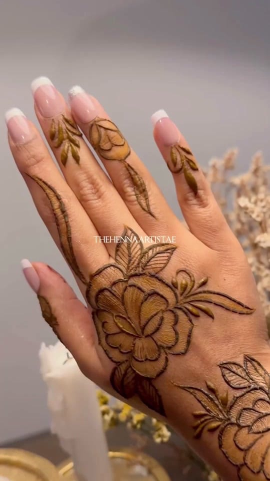 Post 3 by thehennaartist.ae on TikTok (video)