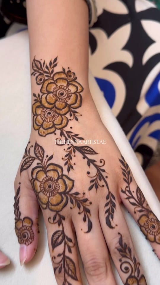 Post 5 by thehennaartist.ae on TikTok (video)