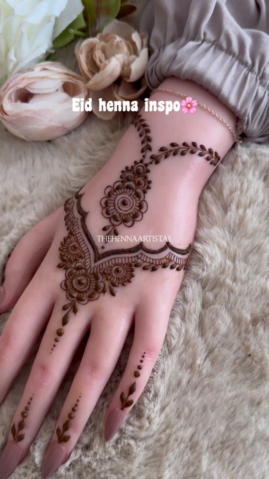 Post 2 by thehennaartist.ae on TikTok (video)
