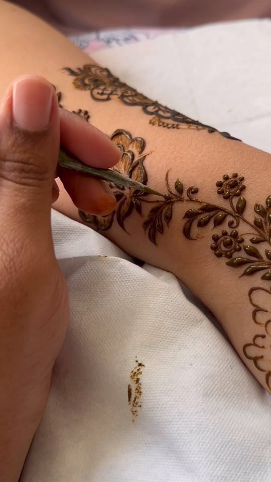 Post 9 by thehennaartist.ae on TikTok (video)