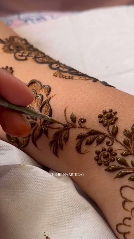 Post 4 by thehennaartist.ae on TikTok (video)