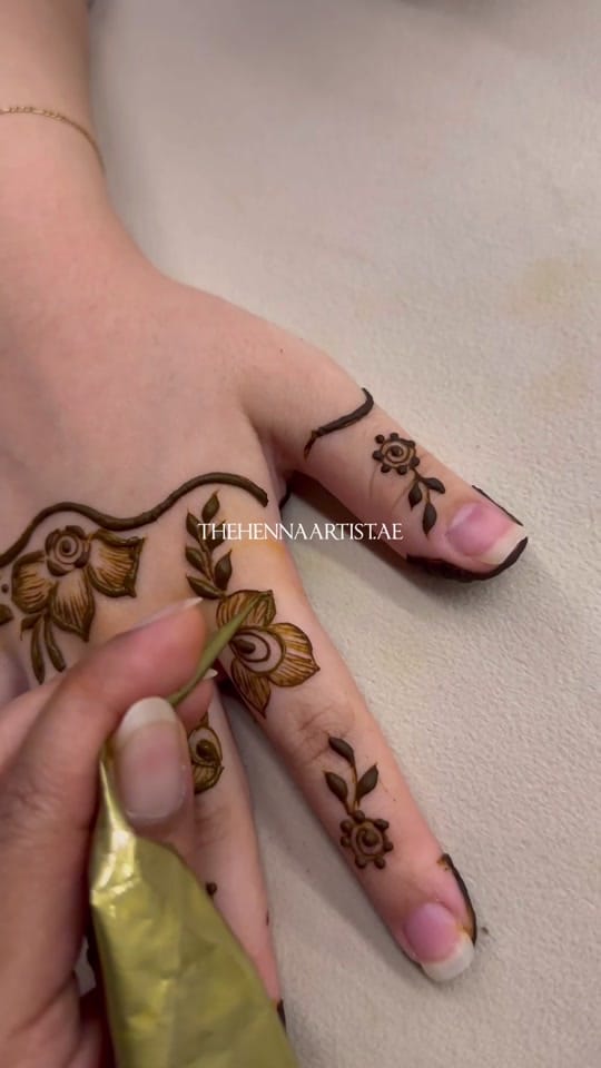 Post 1 by thehennaartist.ae on TikTok (video)
