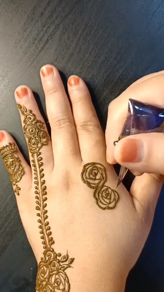 Post 8 by mirfat henna art on TikTok (video)