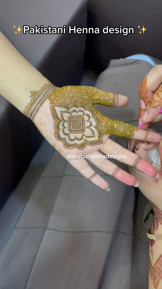 Post 5 by Dubai Henna Artist ✨ on TikTok (video)