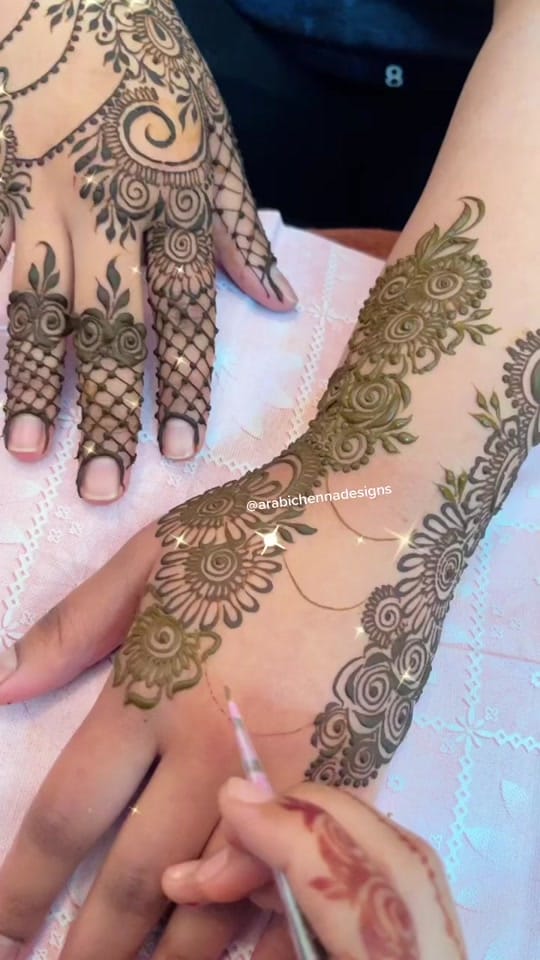 Post 10 by Dubai Henna Artist ✨ on TikTok (video)