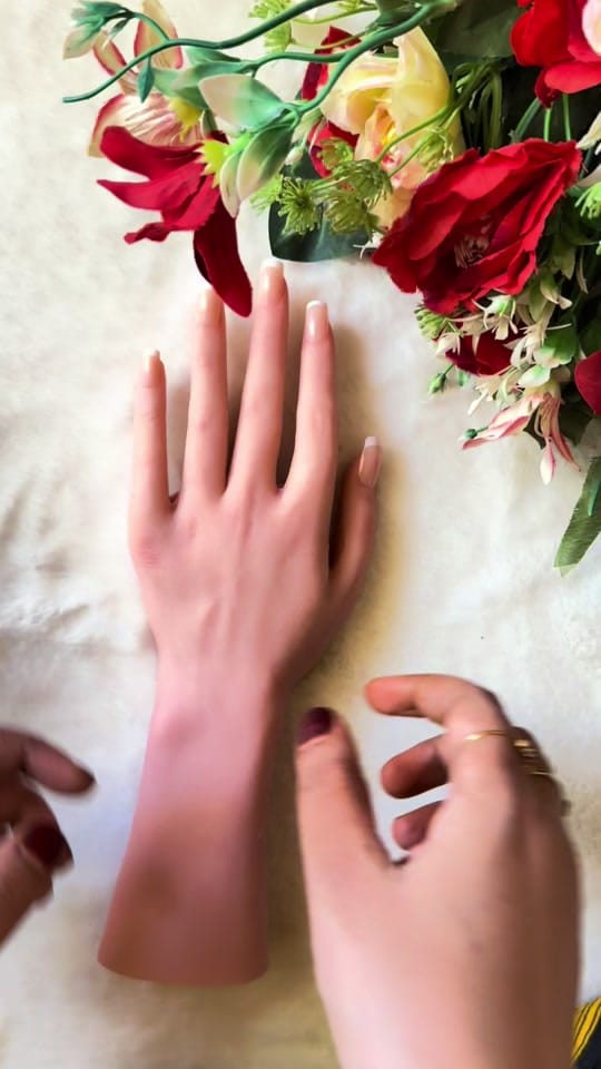 Post 9 by Henna artist/seller UAE on TikTok (video)