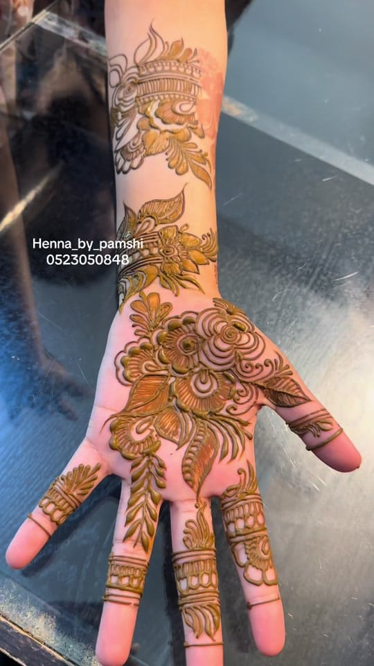 Post 2 by Dubai Henna Artist🇦🇪 on TikTok (video)
