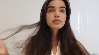 Post 2 by Julia Muniz on YouTube (video)