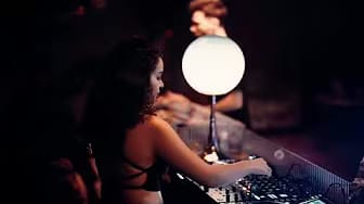 Post 1 by Rona música on YouTube (video)