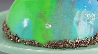 Post 2 by Craftsy Cake Decorating on YouTube (video)