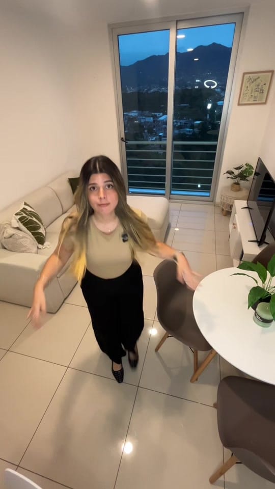 Post 8 by gloris_lol97 on TikTok (video)