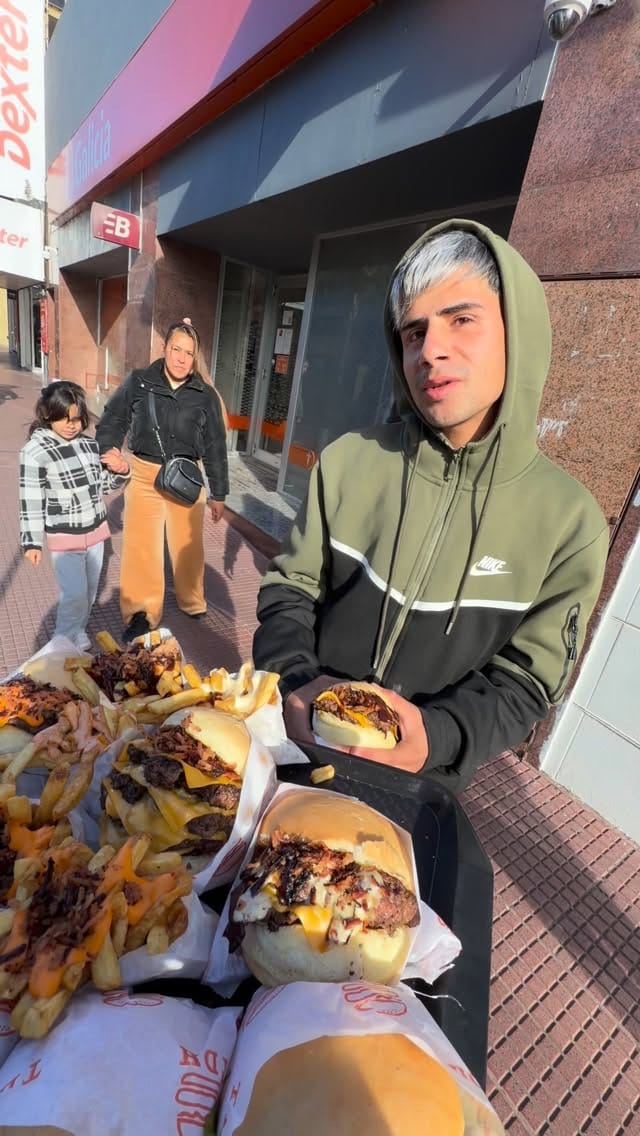 Post 4 by Tierra De Hamburguesas on Instagram (video)