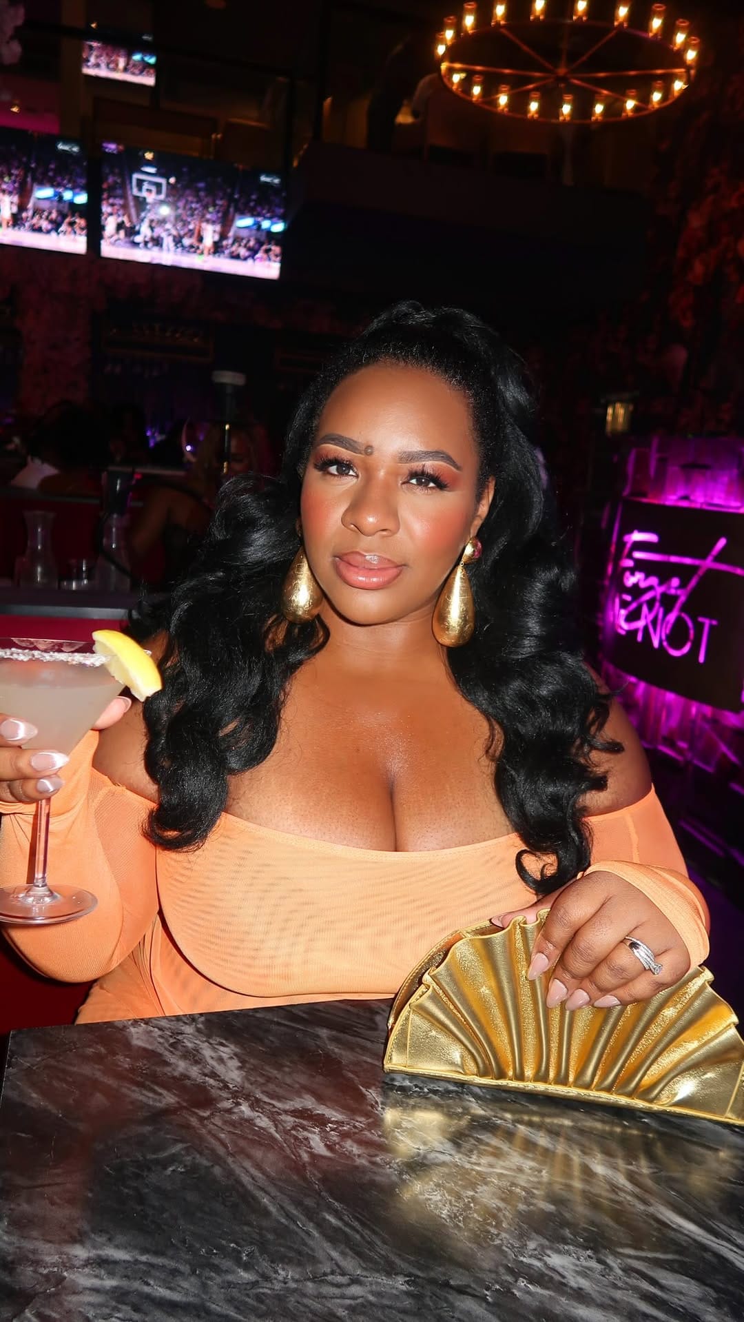 Post 6 by Nicki Thomas NickiStylesHerCurves on Instagram (video)