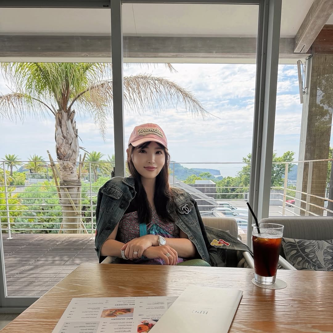 Post 3 by 白石美亜 on Instagram (carousel)