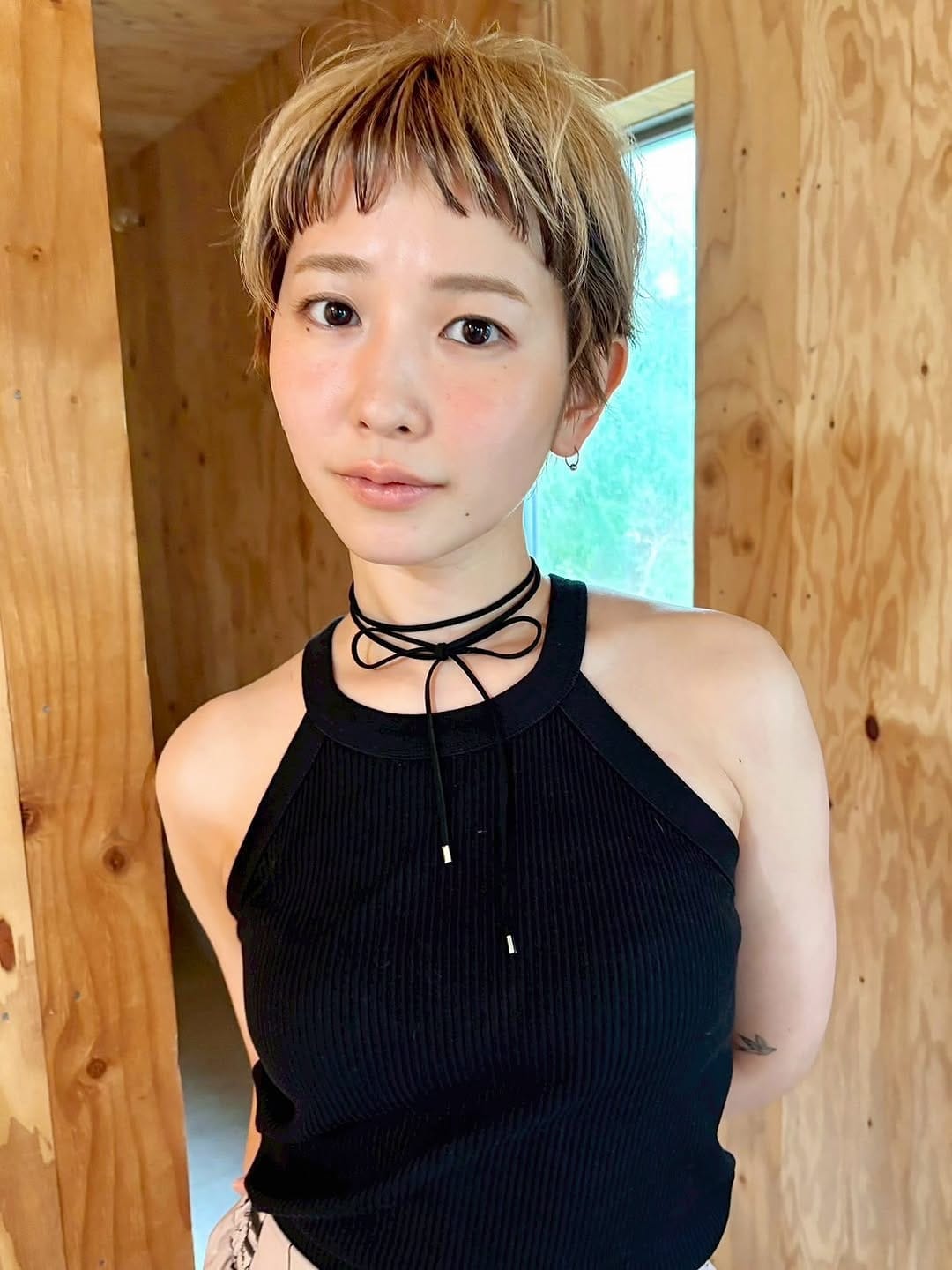 Post 10 by maya | ツヤ肌 ×ショート×透明感メイク on Instagram (carousel)