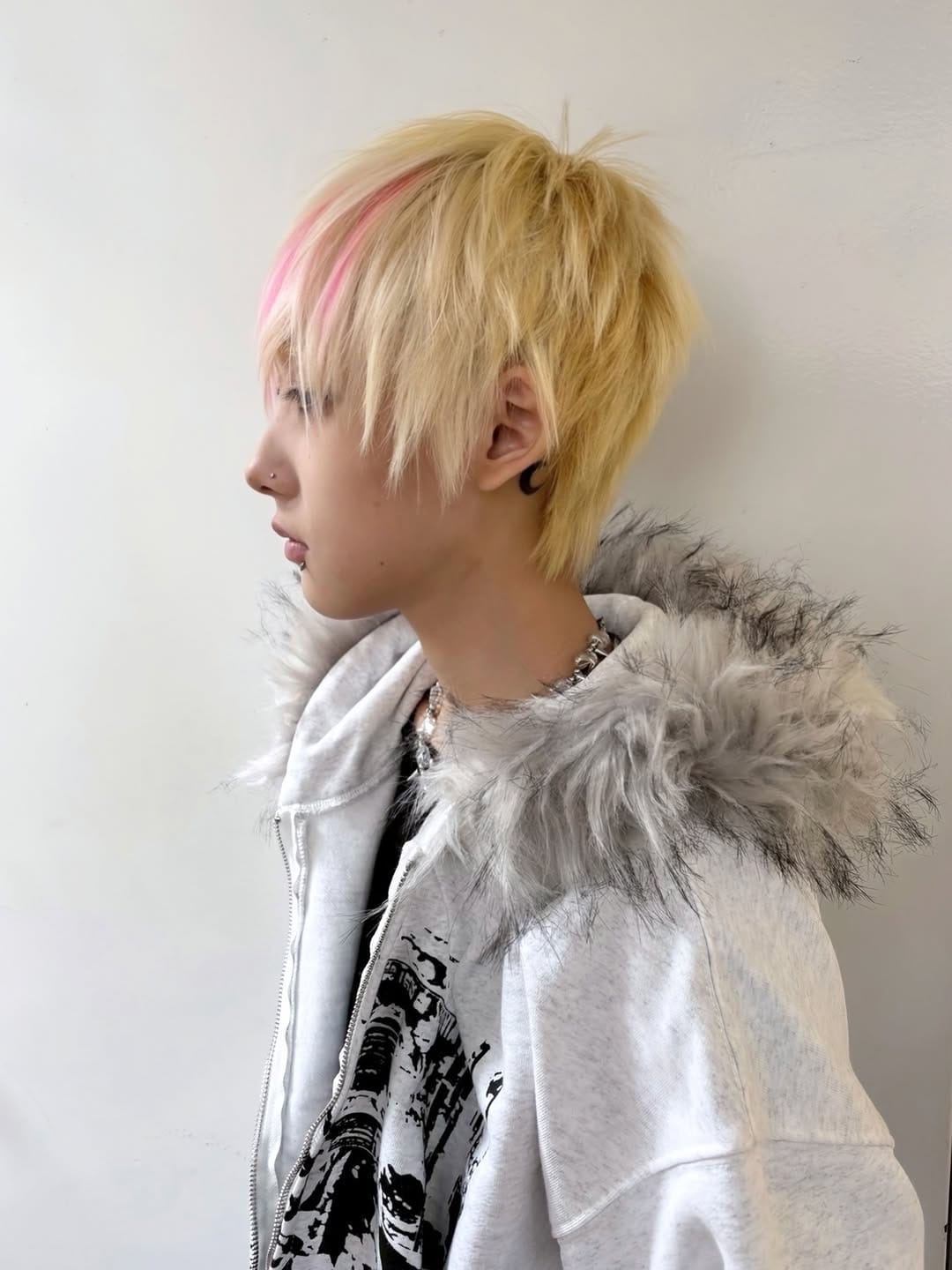 Post 6 by 平山華蓮 / Karen / 发型设计师/ハイトーン/デザインカラー/ウルフ/レイヤー/メンズ/スパイキーショート on Instagram (carousel)