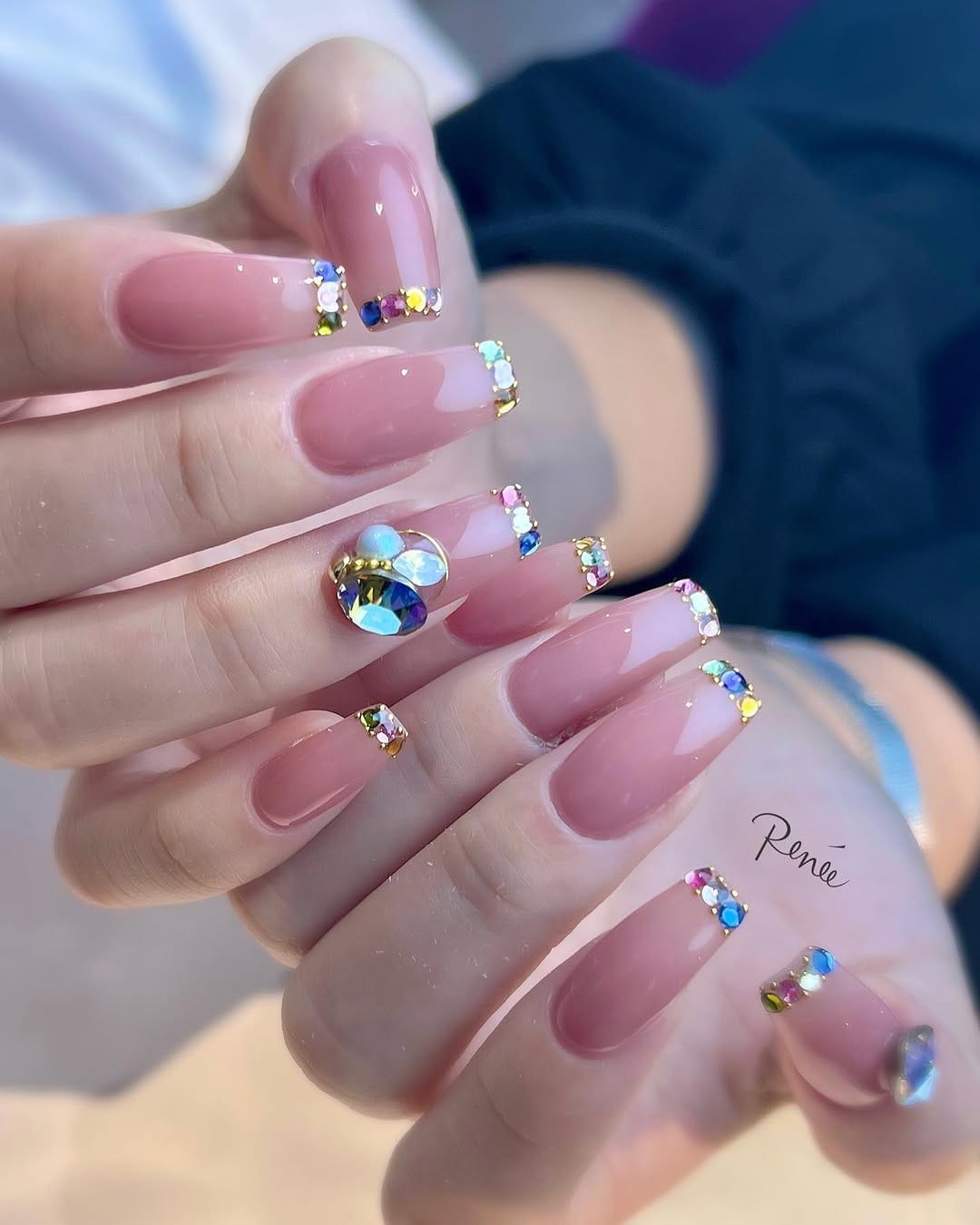 Post 9 by 美フォルムネイル◻︎ビジューネイル◻︎フィルイン◻︎ネイルオンラインサロン◻︎大阪梅田ネイル on Instagram (carousel)
