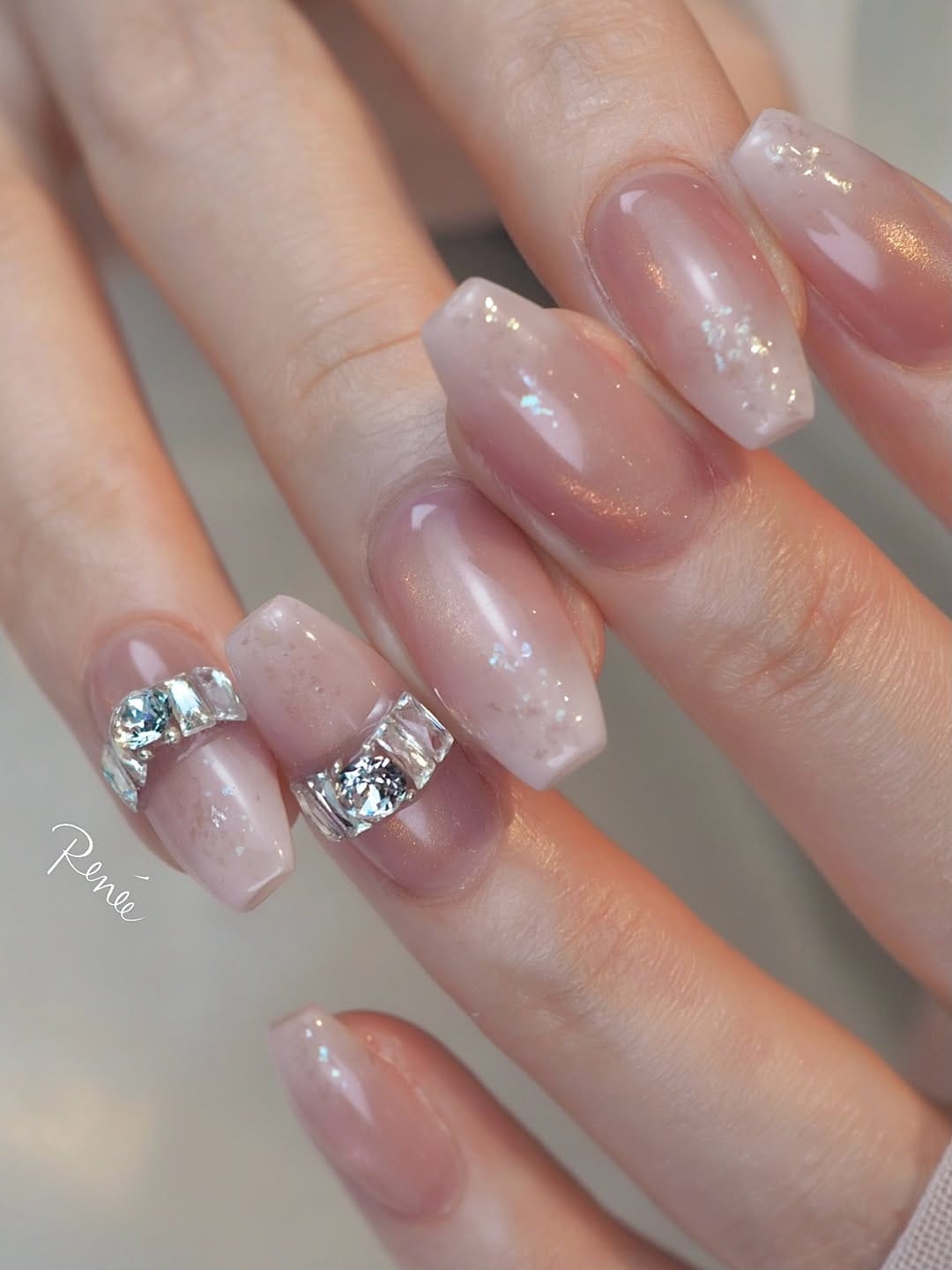 Post 4 by 美フォルムネイル◻︎ビジューネイル◻︎フィルイン◻︎ネイルオンラインサロン◻︎大阪梅田ネイル on Instagram (carousel)