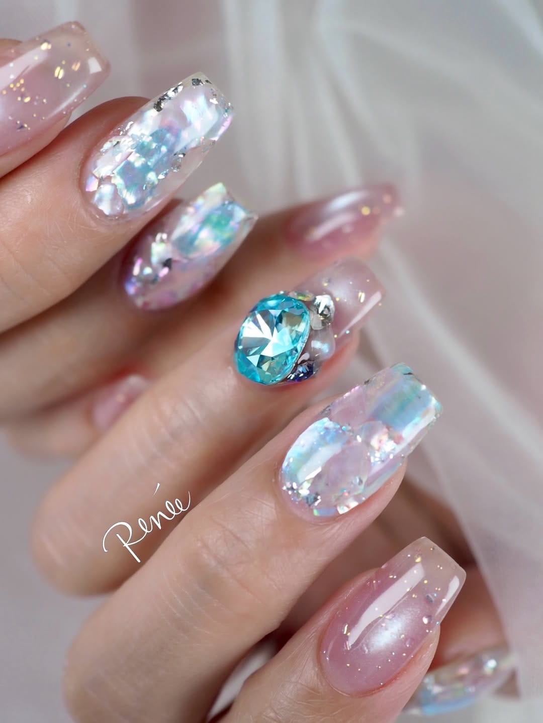Post 3 by 美フォルムネイル◻︎ビジューネイル◻︎フィルイン◻︎ネイルオンラインサロン◻︎大阪梅田ネイル on Instagram (carousel)