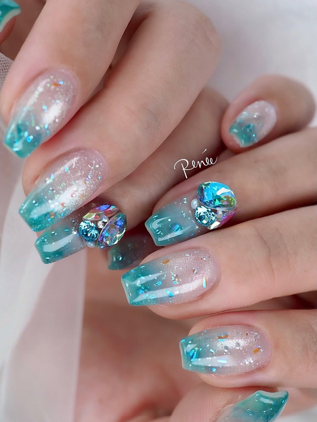 Post 1 by 美フォルムネイル◻︎ビジューネイル◻︎フィルイン◻︎ネイルオンラインサロン◻︎大阪梅田ネイル on Instagram (carousel)