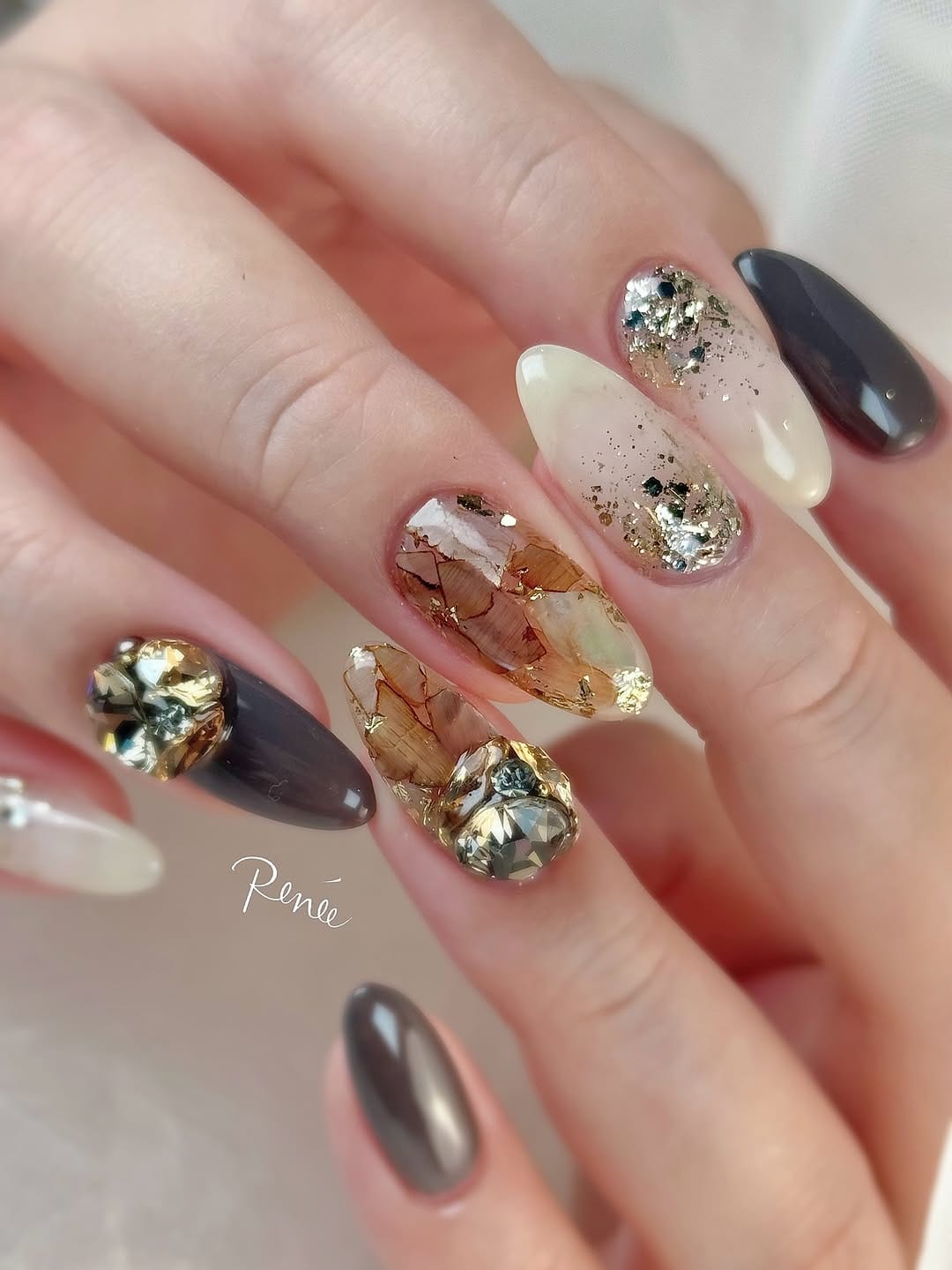 Post 8 by 美フォルムネイル◻︎ビジューネイル◻︎フィルイン◻︎ネイルオンラインサロン◻︎大阪梅田ネイル on Instagram (carousel)