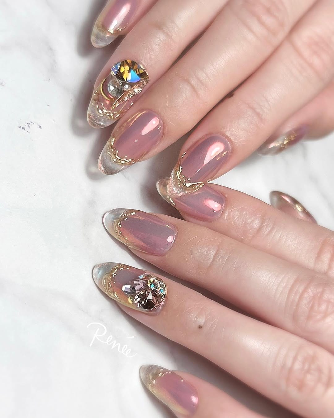 Post 10 by 美フォルムネイル◻︎ビジューネイル◻︎フィルイン◻︎ネイルオンラインサロン◻︎大阪梅田ネイル on Instagram (carousel)