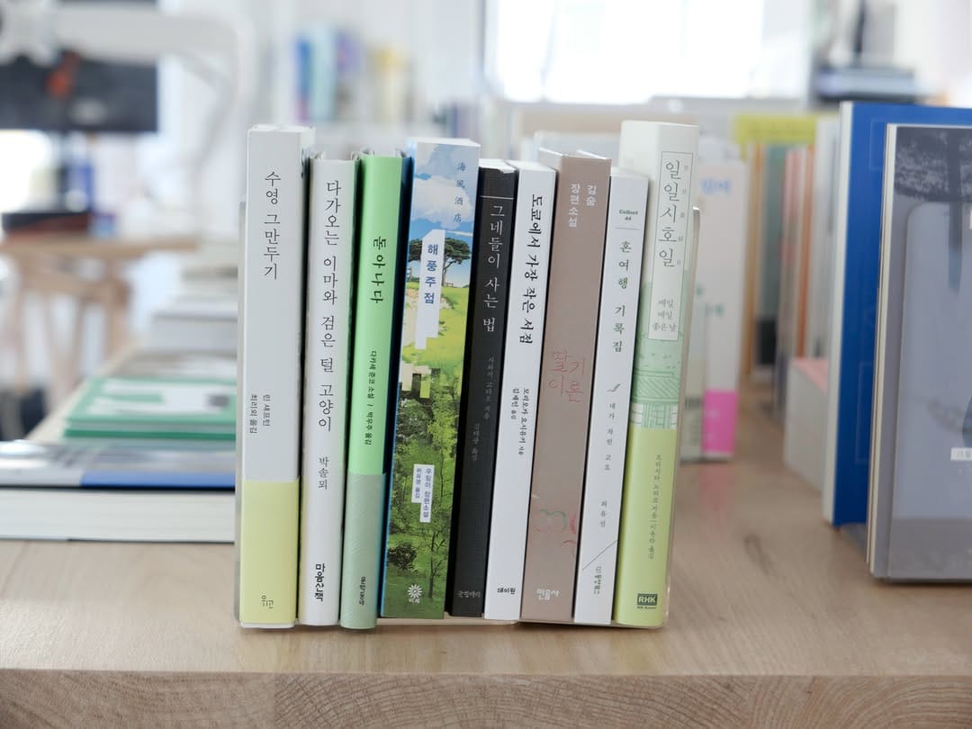 Post 2 by 시작의 서점 Prologue bookstore on Instagram (carousel)