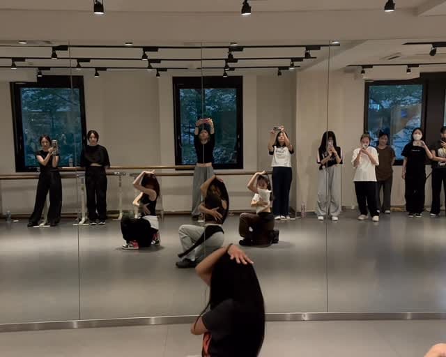 Post 8 by AIRI on Instagram (video)